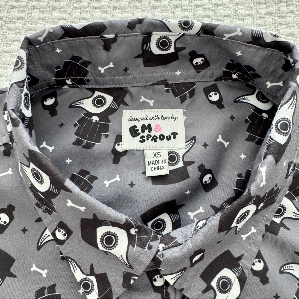 Em and Sprout Plague Doctor Button up Short Sleeve Collar Shirt Men’s XS, Kawaii - Picture 3 of 5